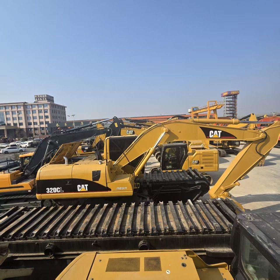 2021 Caterpillar 320CL amphibious excavator, side view 2021 Caterpillar 320CL amphibious excavator, side view