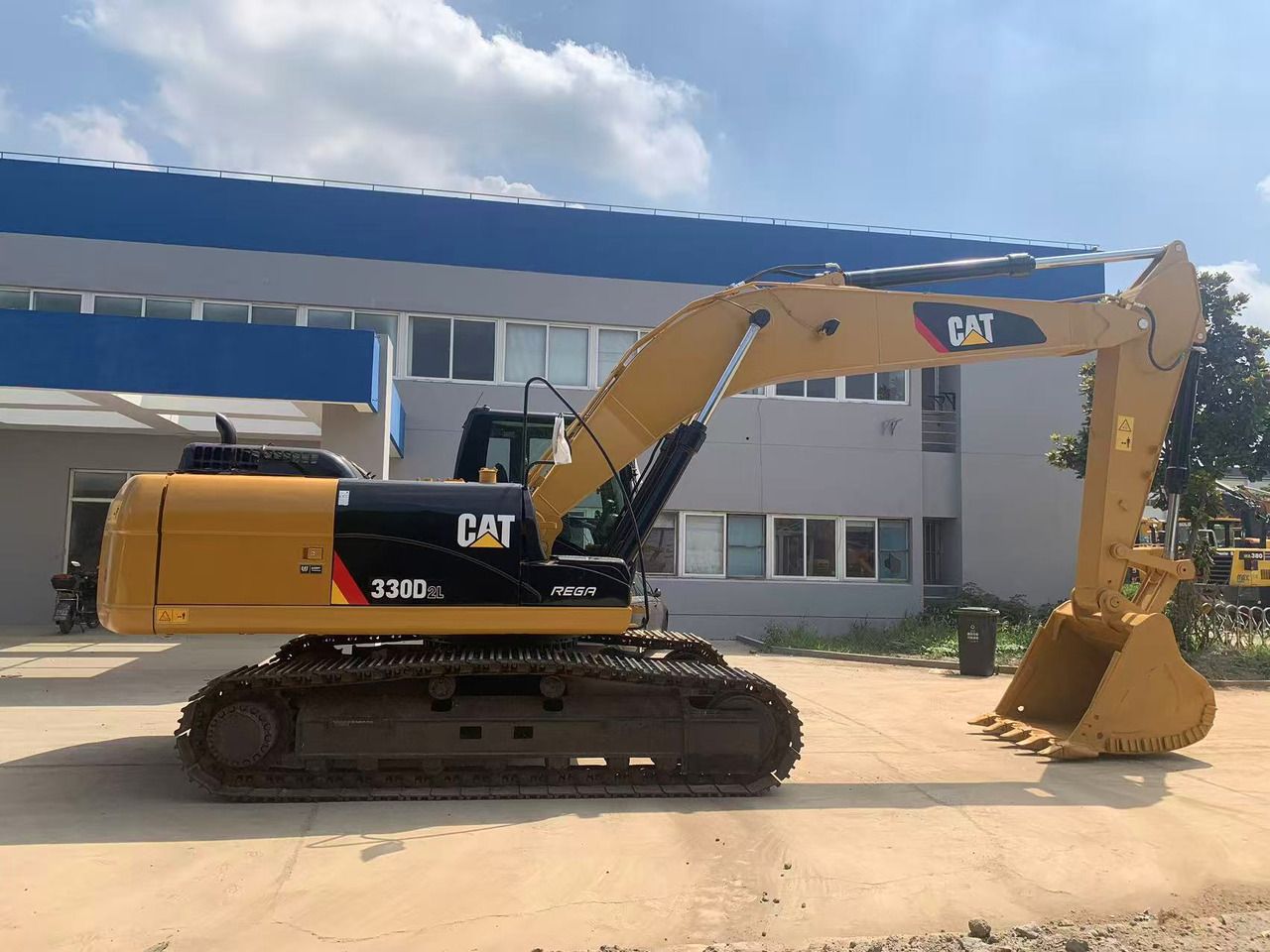 2021 Caterpillar 330D2L crawler excavator, side view 2021 Caterpillar 330D2L crawler excavator, side view