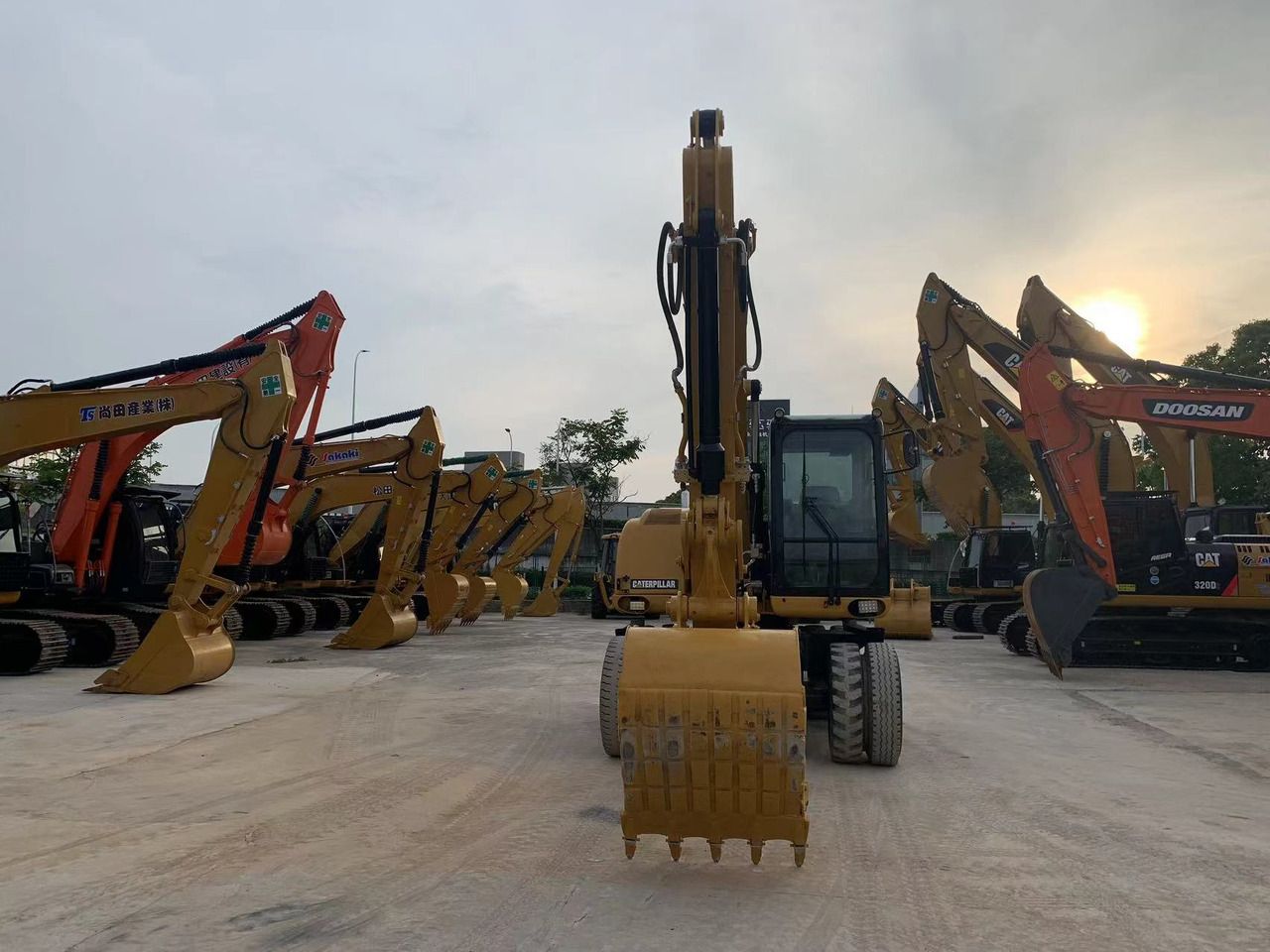 2021 Caterpillar M315D wheel excavator, front view 2021 Caterpillar M315D wheel excavator, front view