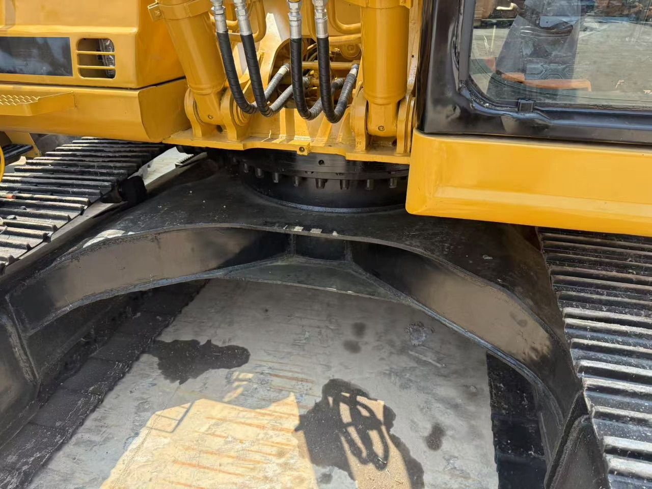 2022 Caterpillar 320B crawler excavator upper structure and track frame detail 2022 Caterpillar 320B crawler excavator upper structure and track frame detail
