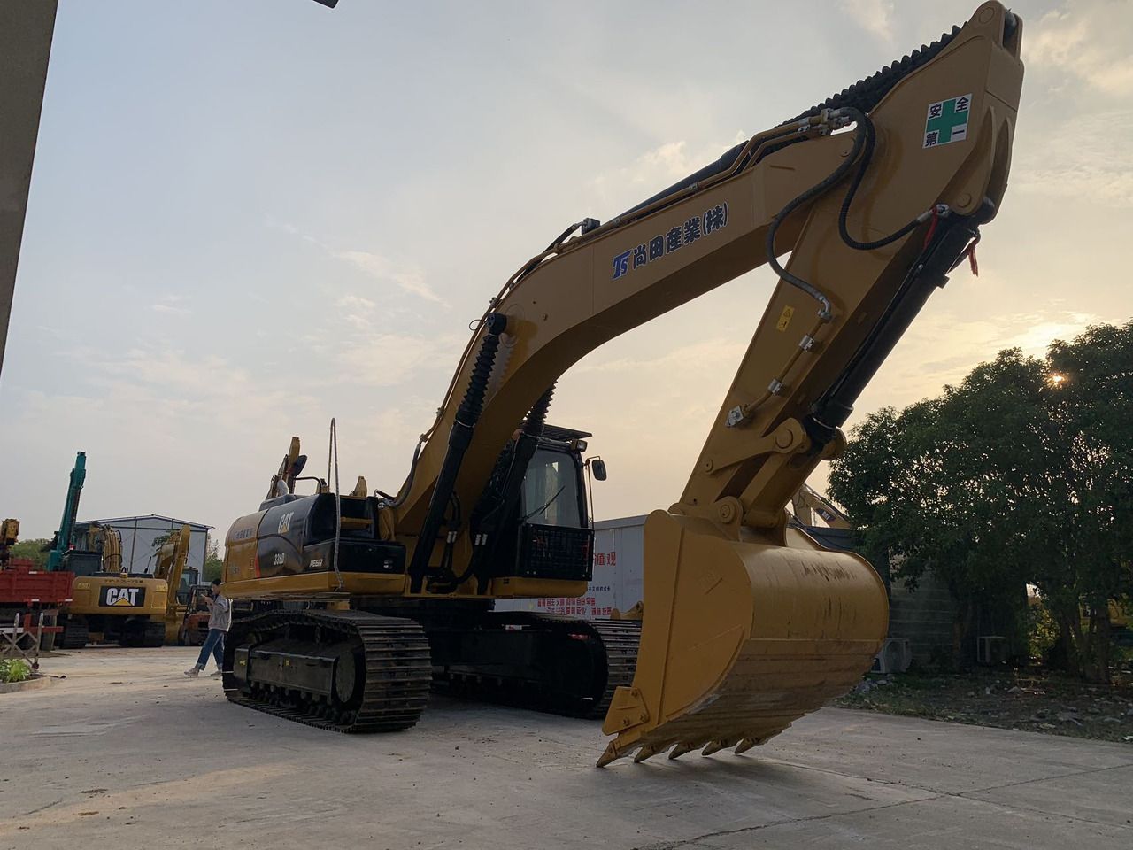 2022 Caterpillar 336D crawler excavator, side view