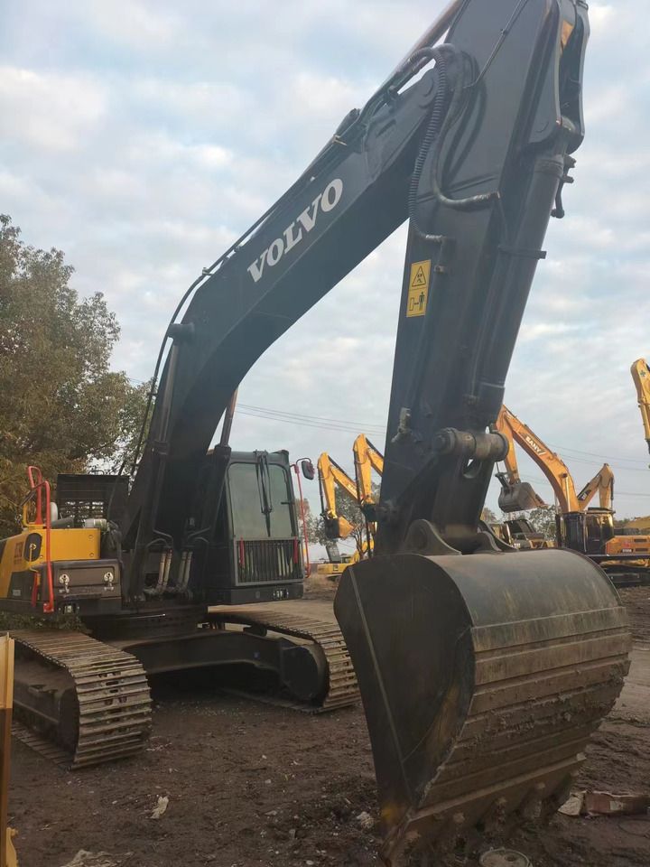 2022 Volvo EC290 crawler excavator, front three-quarter view 2022 Volvo EC290 crawler excavator, front three-quarter view