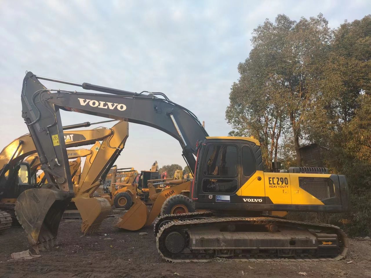 2022 Volvo EC290 crawler excavator, side view 2022 Volvo EC290 crawler excavator, side view