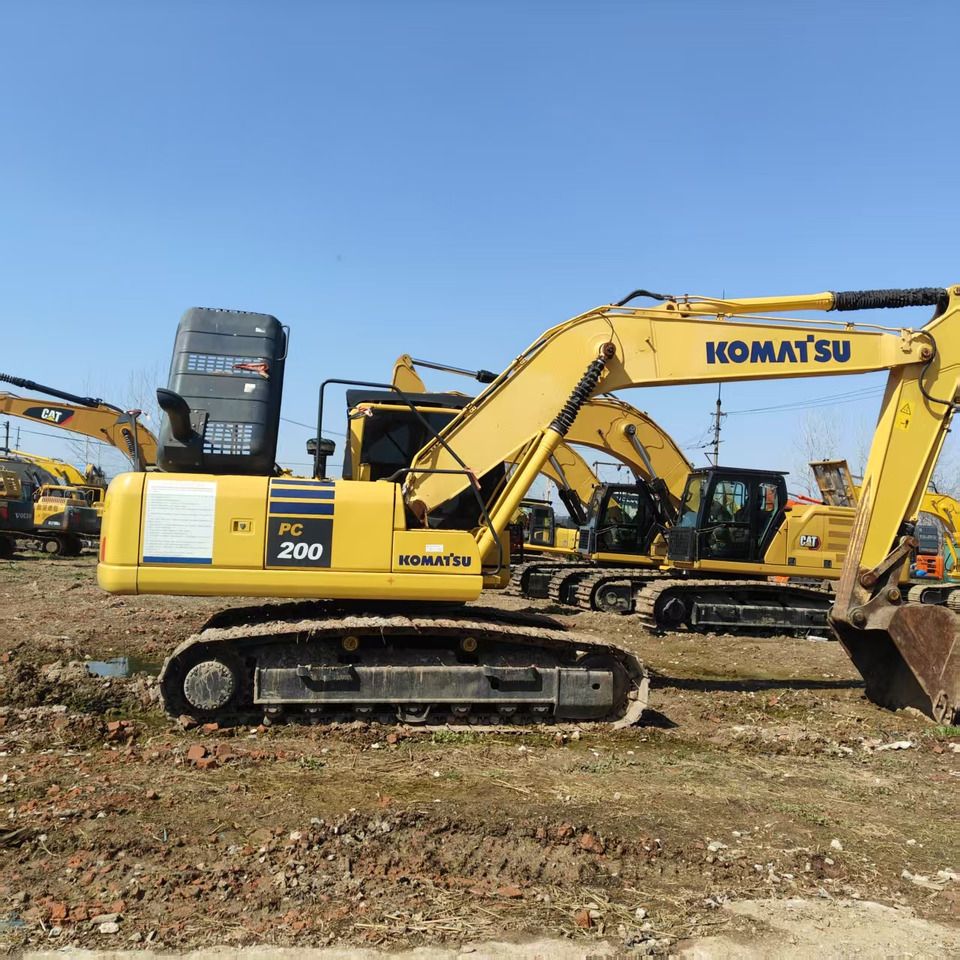 2023 Komatsu PC200 crawler excavator, side view 2023 Komatsu PC200 crawler excavator, side view
