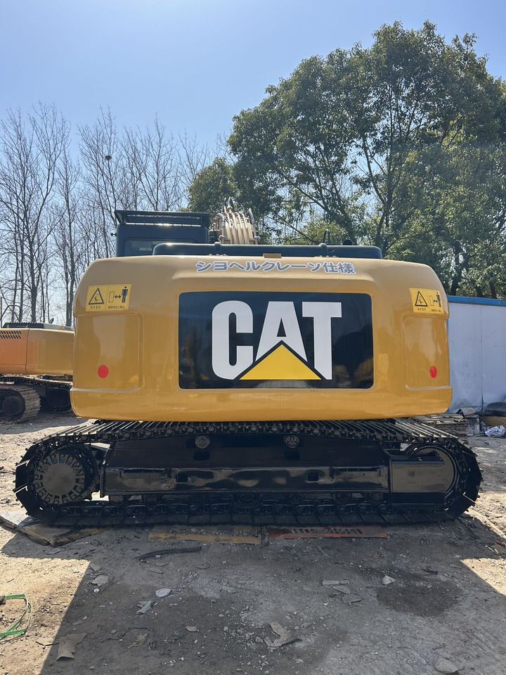 Escavatore cingolato Caterpillar 320D del 2024, vista posteriore Escavatore cingolato Caterpillar 320D del 2024, vista posteriore