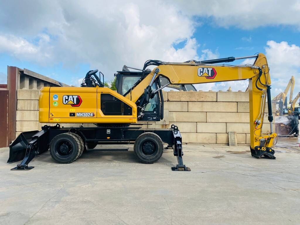 2025 Caterpillar MH3024 Material Handler