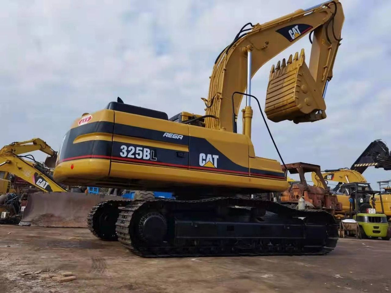 2017 Caterpillar 325BL crawler excavator, rear three-quarter view