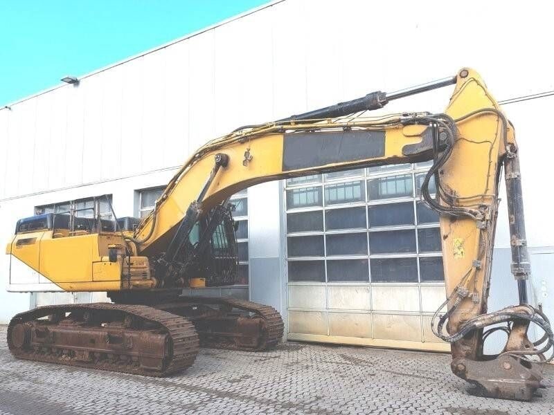 2016 Caterpillar 352F crawler excavator, side view