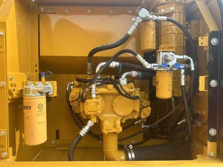 Escavadora de rastos Caterpillar 320D de 2022, detalhe do compartimento do motor