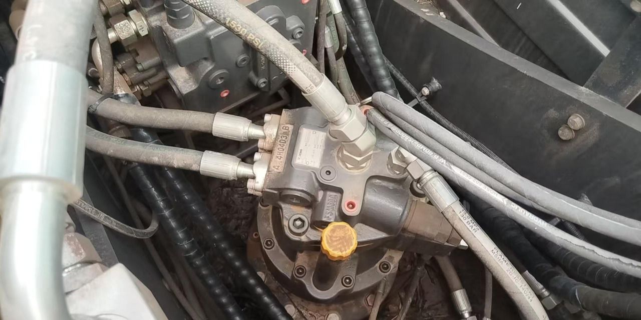 2024 XCMG XE135G crawler excavator hydraulic pump detail