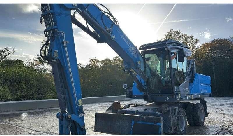 2017 Fuchs MHL320F material handler, side view