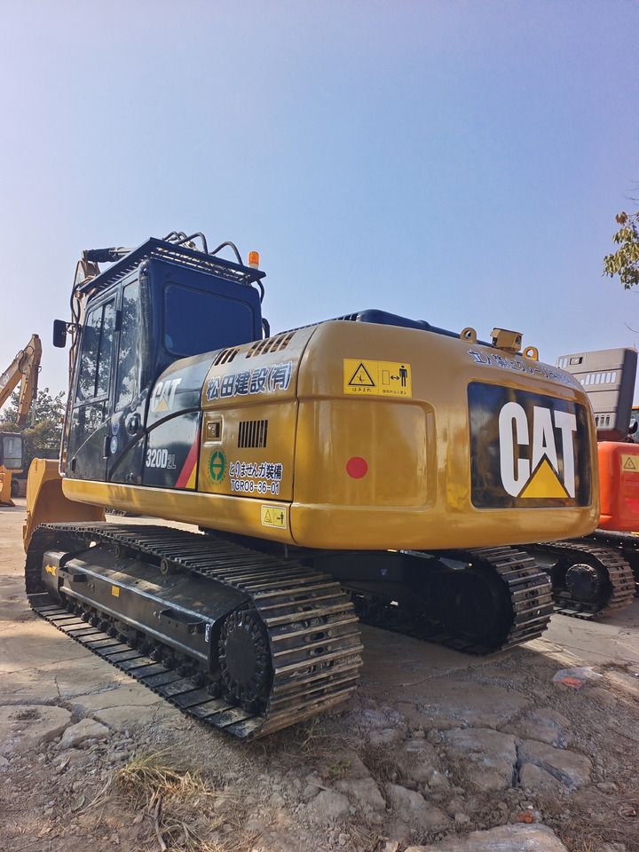 2024 Caterpillar 320D2L pelle sur chenilles, vue arrière trois-quarts