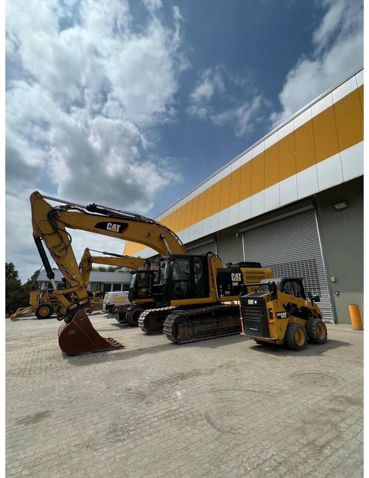 2016 Caterpillar 336FL crawler excavator, side view
