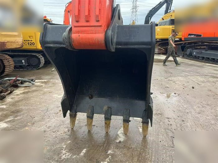 2024 Doosan DX225LCA crawler excavator bucket view