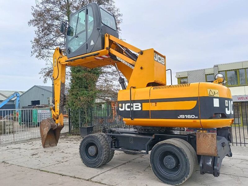 2011 JCB JS160W material handler, side view