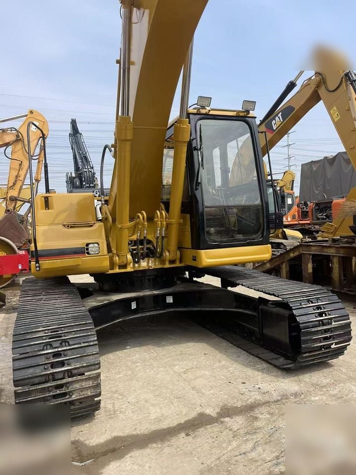 2004 Caterpillar 320BL crawler excavator, front view