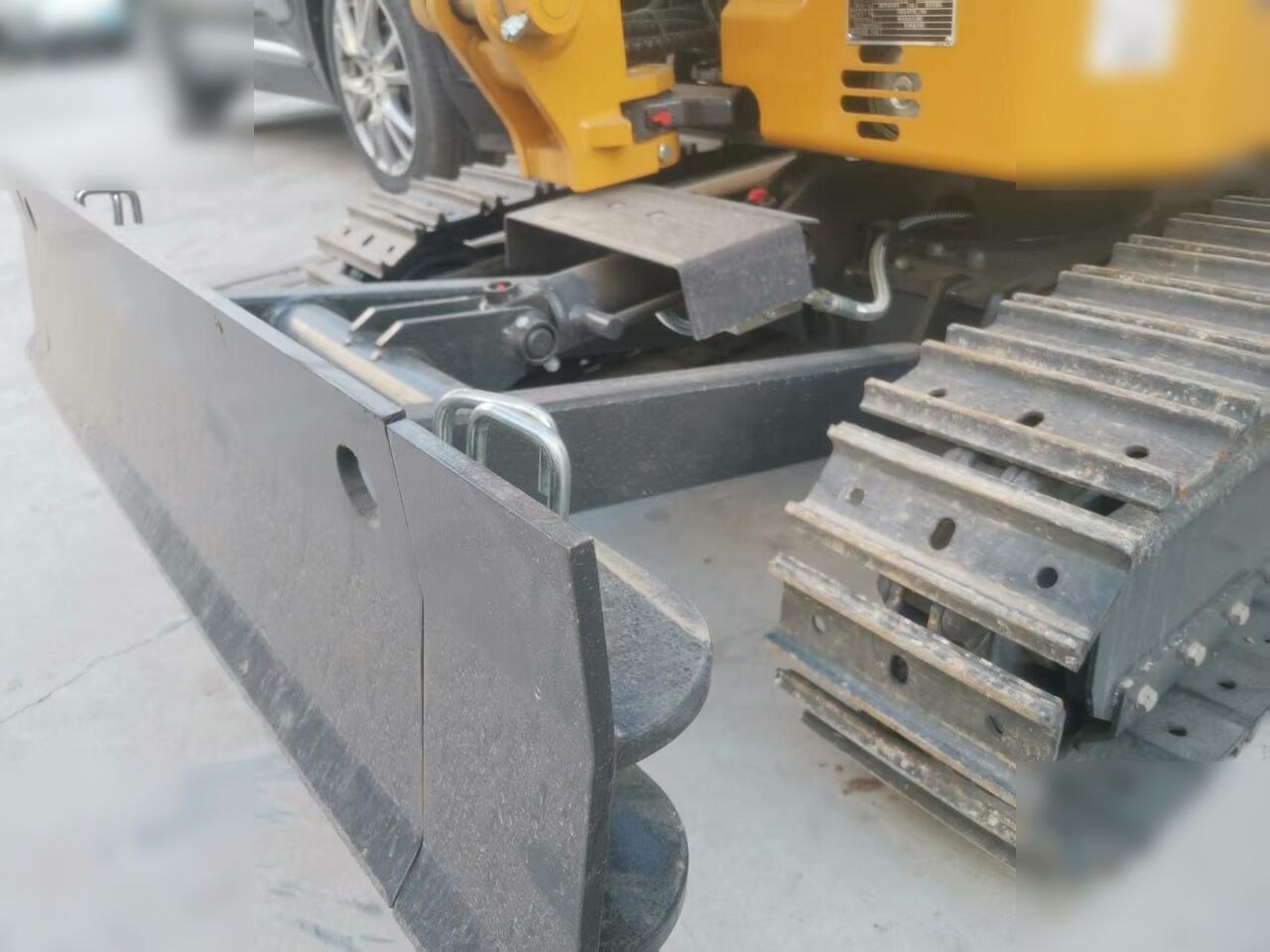 2025 XCMG XE17U mini excavator front blade and track view