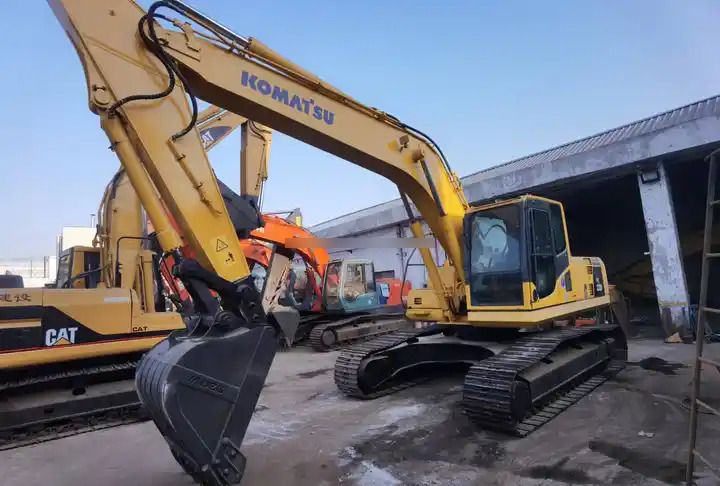 Escavadora de rastos Komatsu PC200-8 de 2018, vista frontal a três quartos