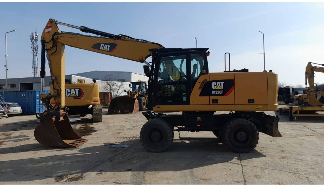 2016 Caterpillar M320F wheel excavator side view