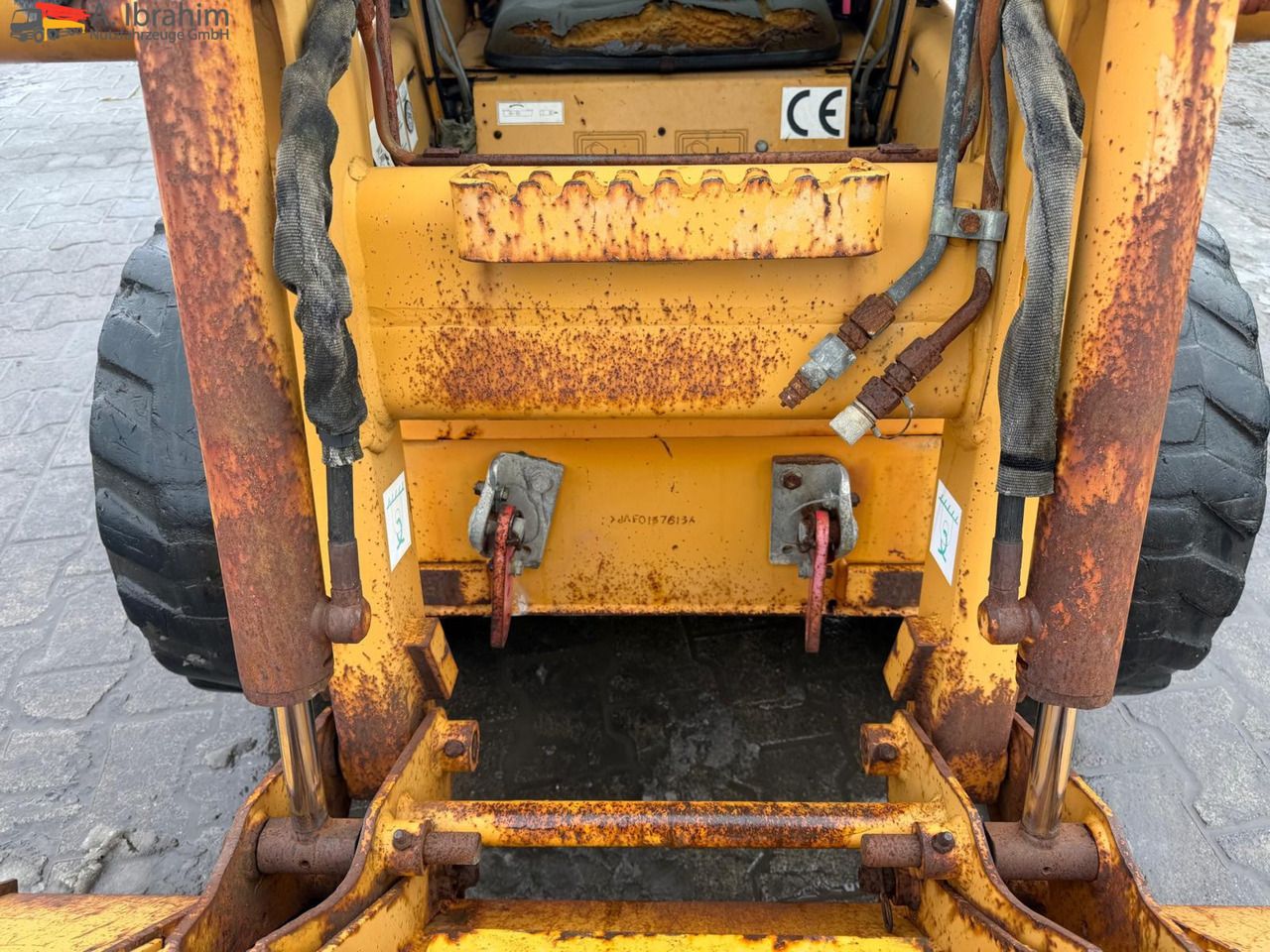 1995 CASE 1825 mini excavator rear view of lift arms 1995 CASE 1825 mini excavator rear view of lift arms