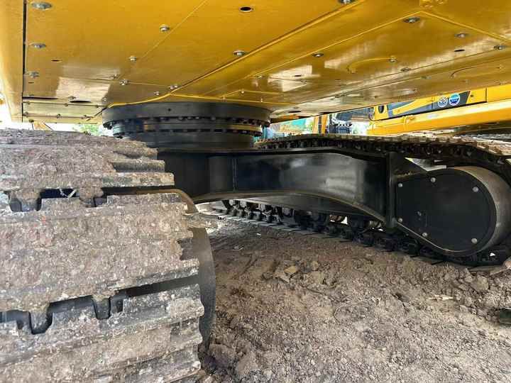 2020 Komatsu PC400-8 crawler excavator undercarriage view