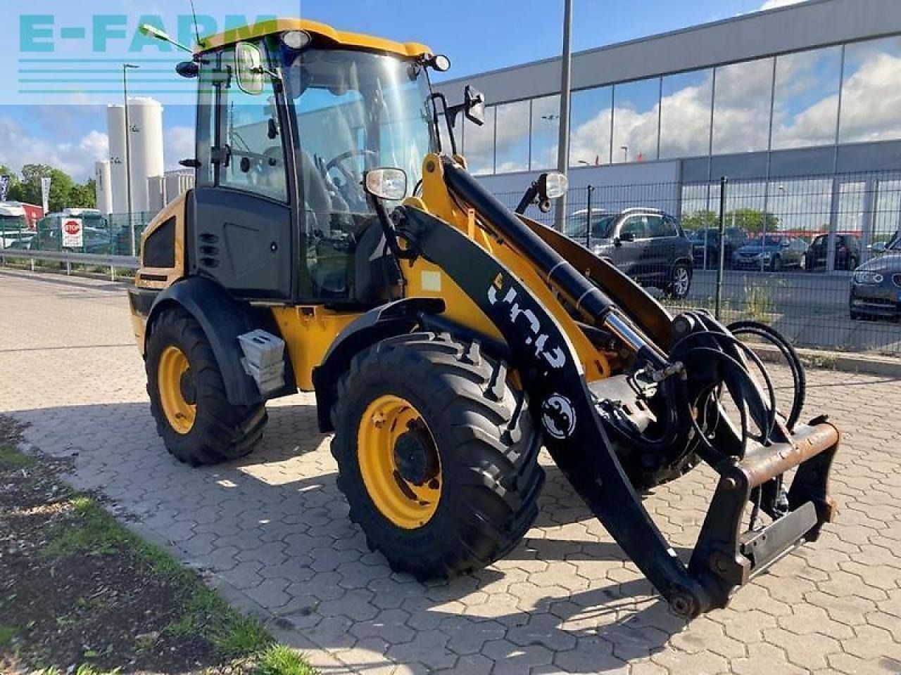 2015 JCB 409 wheel loader, front three-quarter view 2015 JCB 409 wheel loader, front three-quarter view