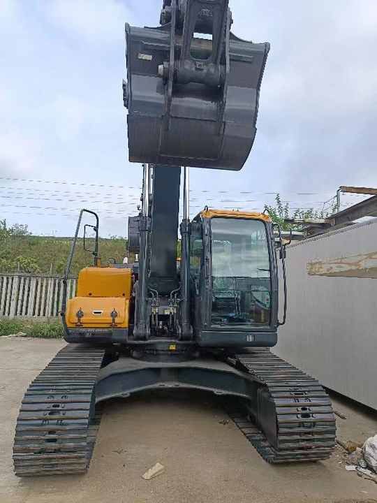 2018 Hyundai 225LVS crawler excavator, front view 2018 Hyundai 225LVS crawler excavator, front view