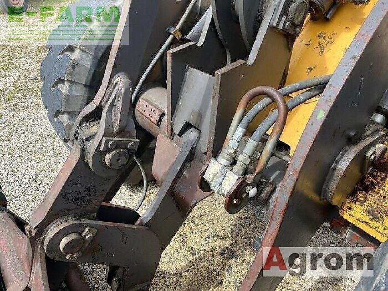 2000 Volvo L40B loader arm and hydraulic detail
