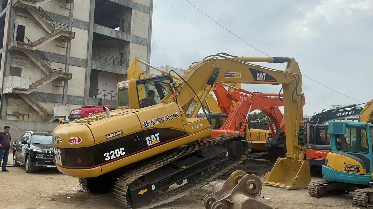 Excavadora de orugas Caterpillar 320C 2016, vista trasera tres cuartos
