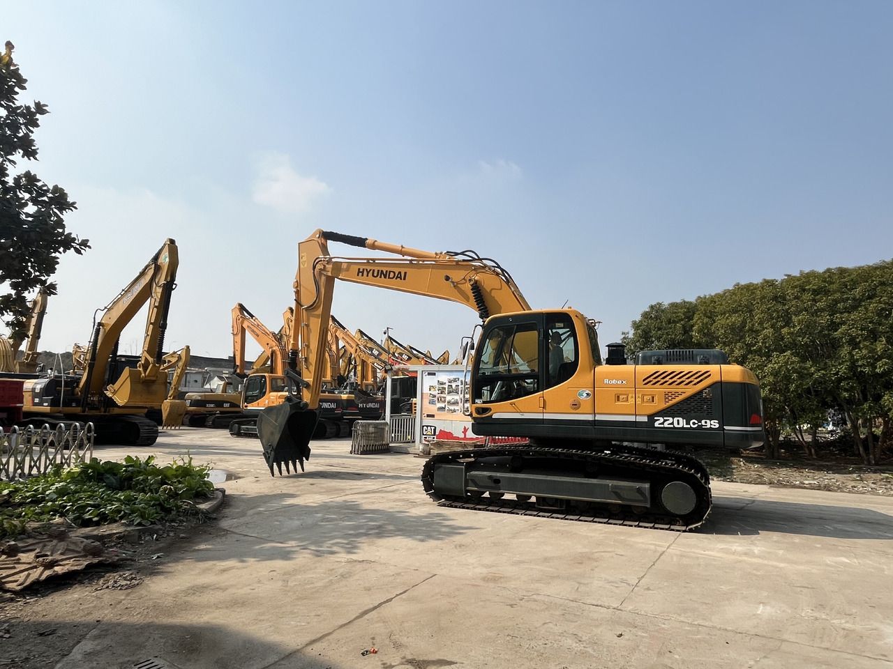 2023 Hyundai R220LC-9S crawler excavator, side view 2023 Hyundai R220LC-9S crawler excavator, side view