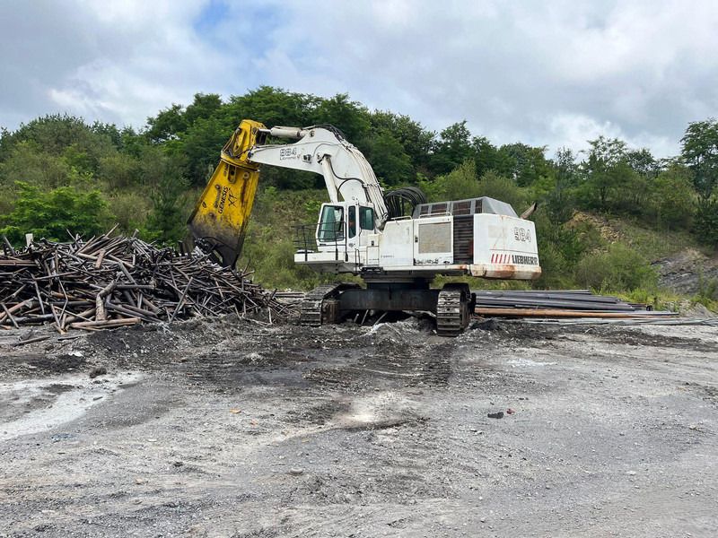 2002 Liebherr R984C crawler excavator side view