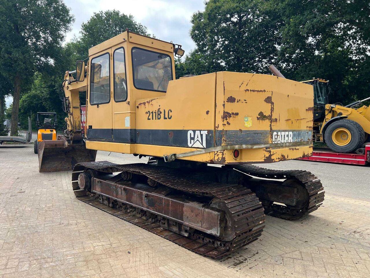 Caterpillar 211B LC crawler excavator, rear three-quarter view