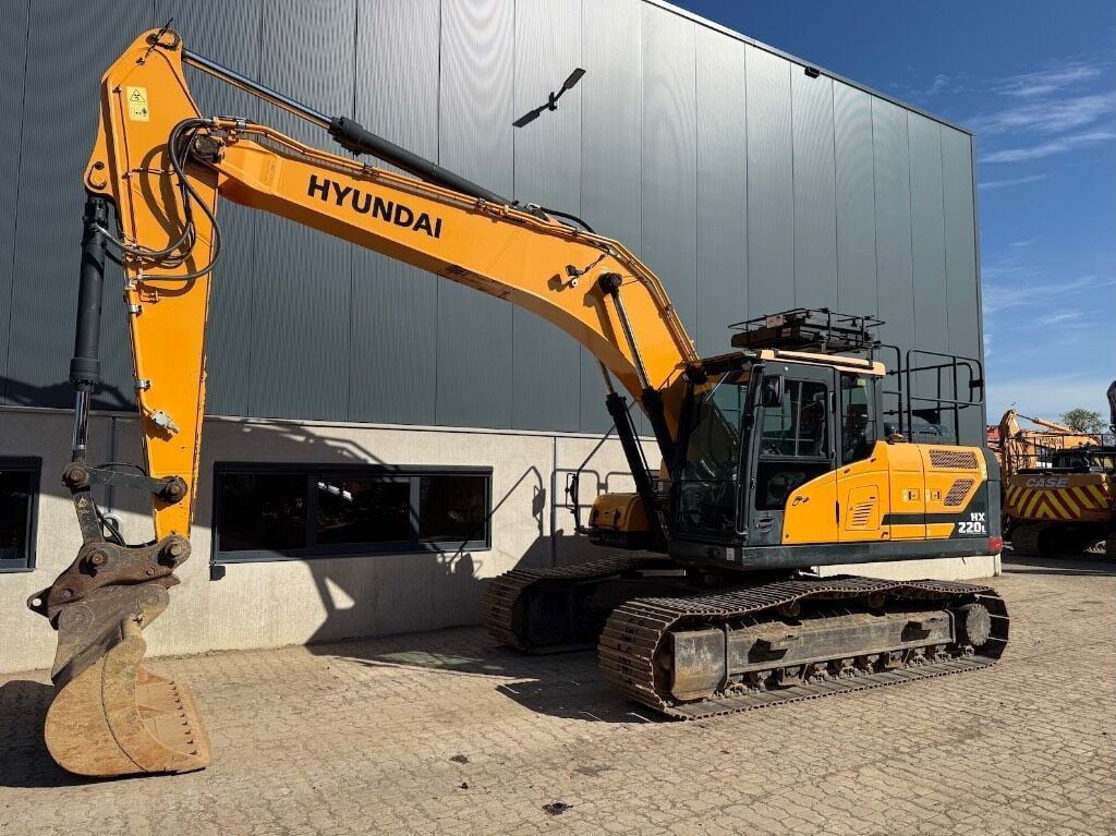 2020 Hyundai HX220L crawler excavator, side profile view