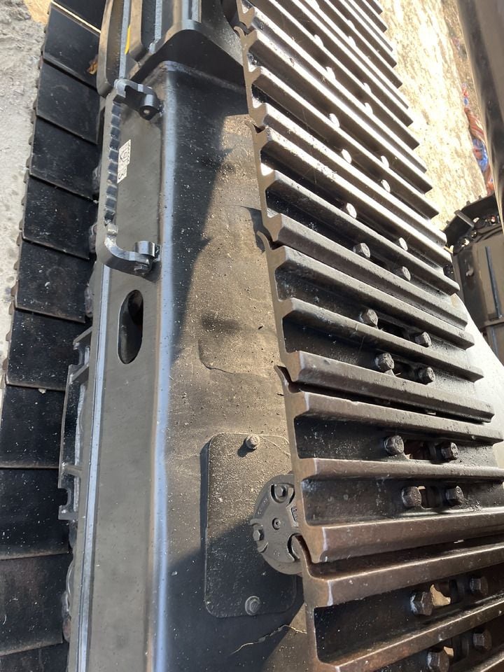 2023 Volvo EC290 crawler excavator track detail 2023 Volvo EC290 crawler excavator track detail
