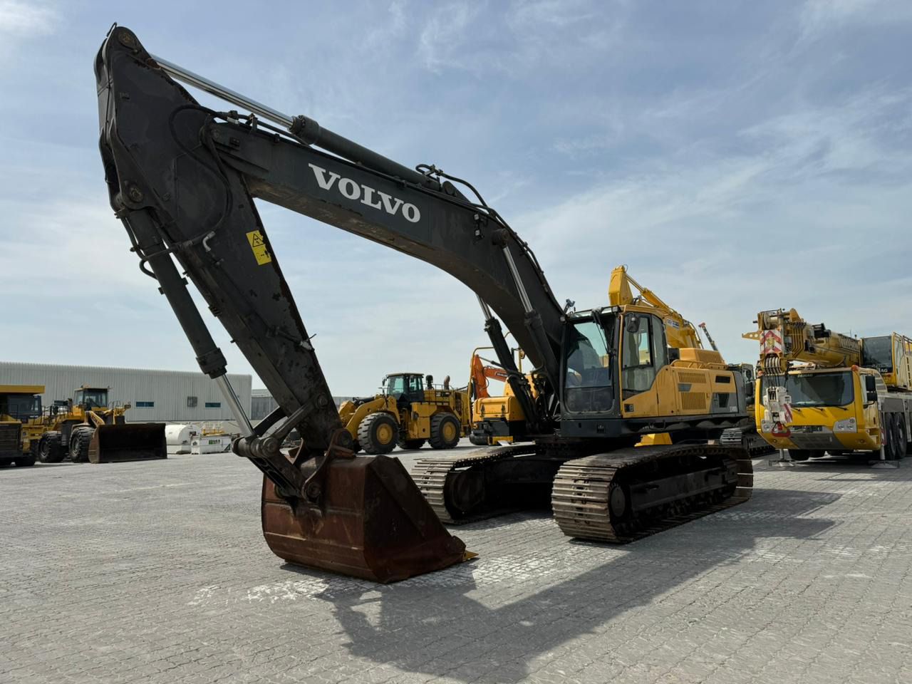 2018 Volvo EC480DL crawler excavator, front three-quarter view