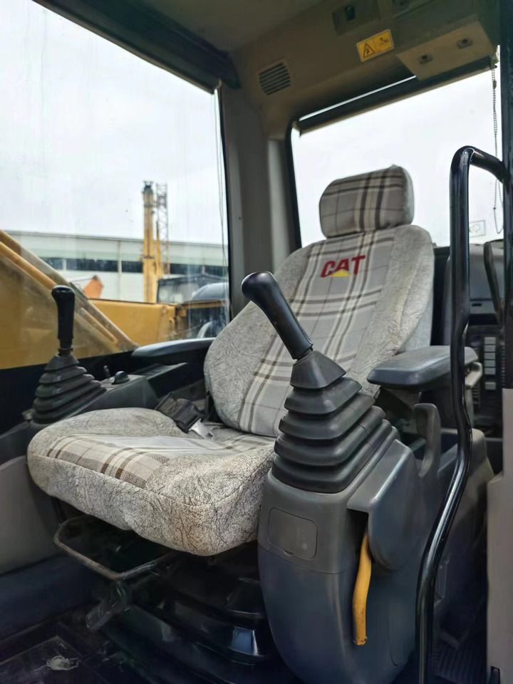 Vue intérieure cabine pelle sur chenilles Caterpillar 320D2 2019