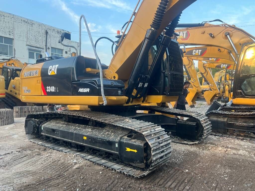 2024 Caterpillar 324D2 L rupsgraafmachine, achterste driekwart aanzicht