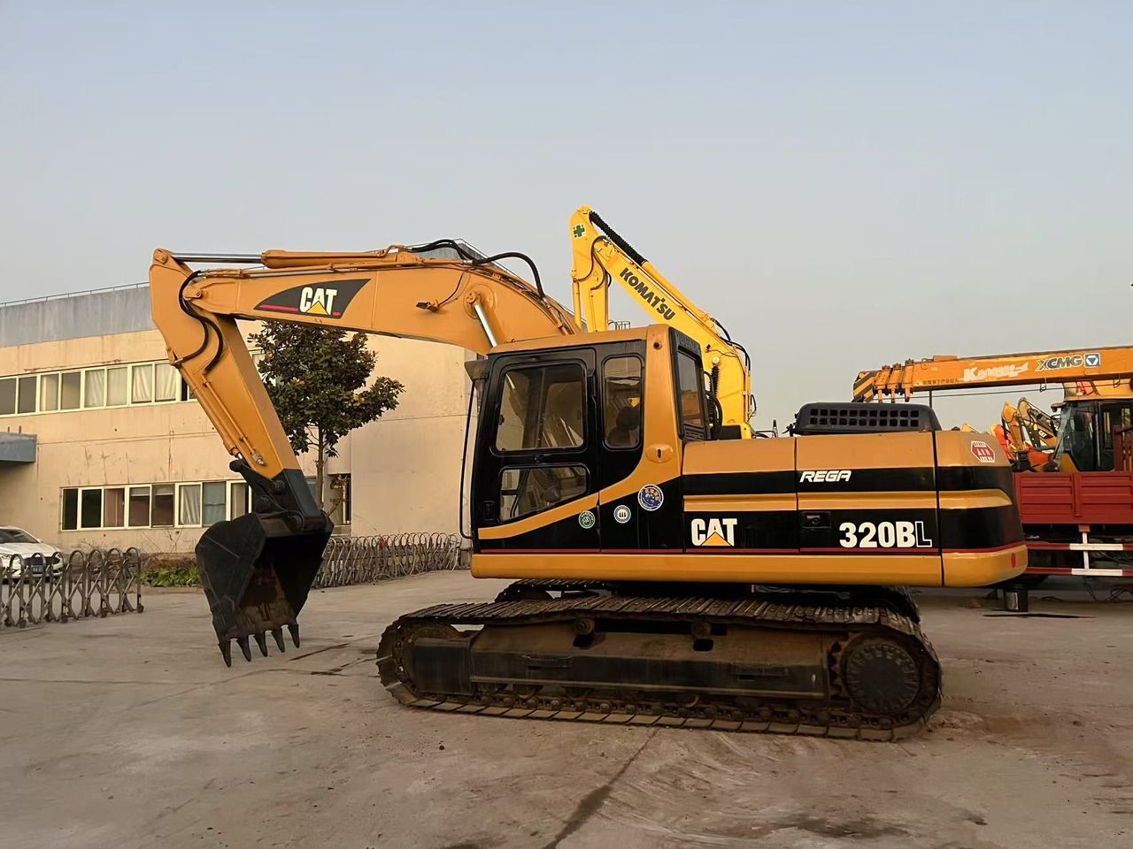 2014 Caterpillar 320BL crawler excavator side view
