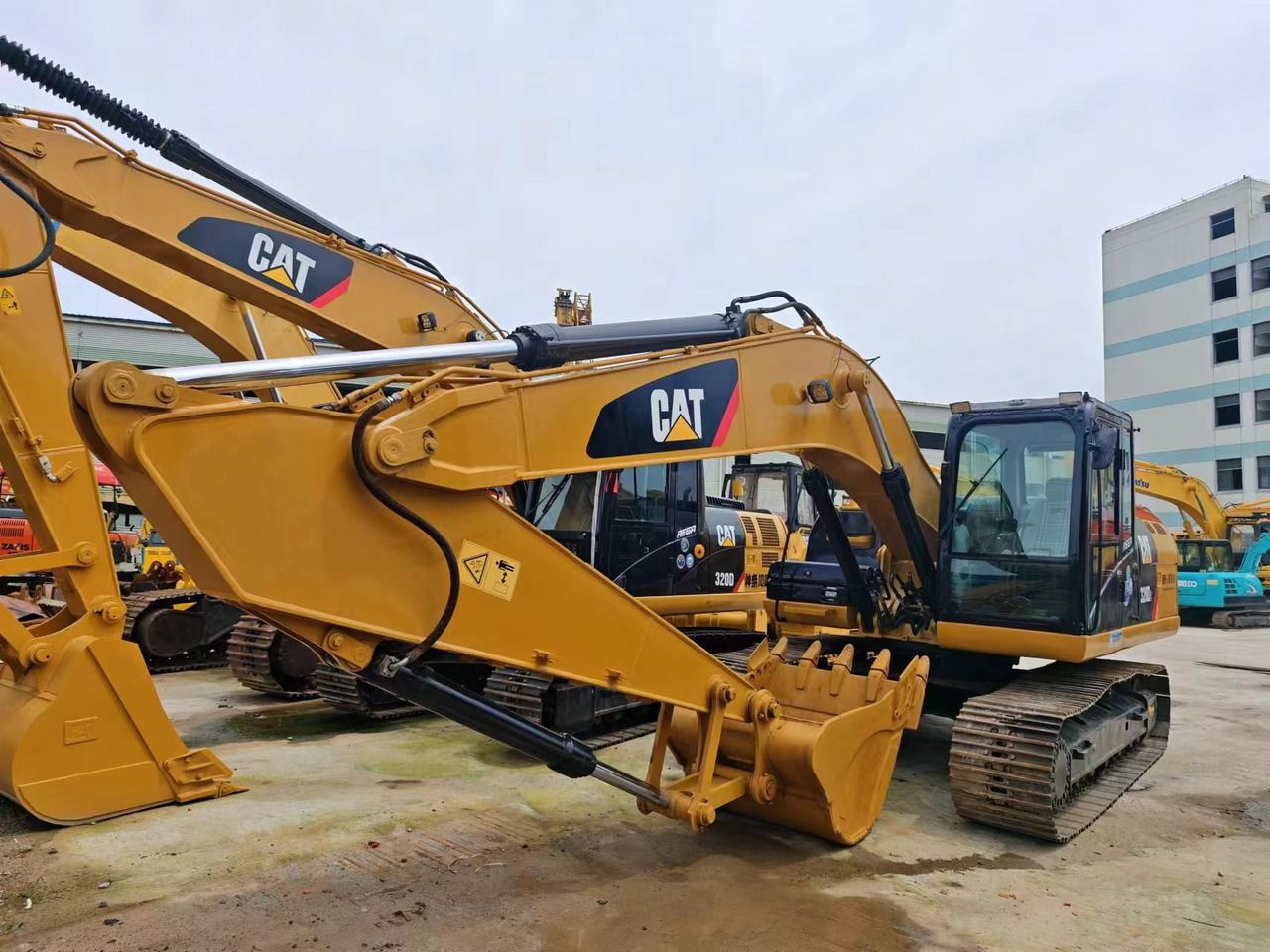 Pelle sur chenilles Caterpillar 320D2 de 2019, vue latérale