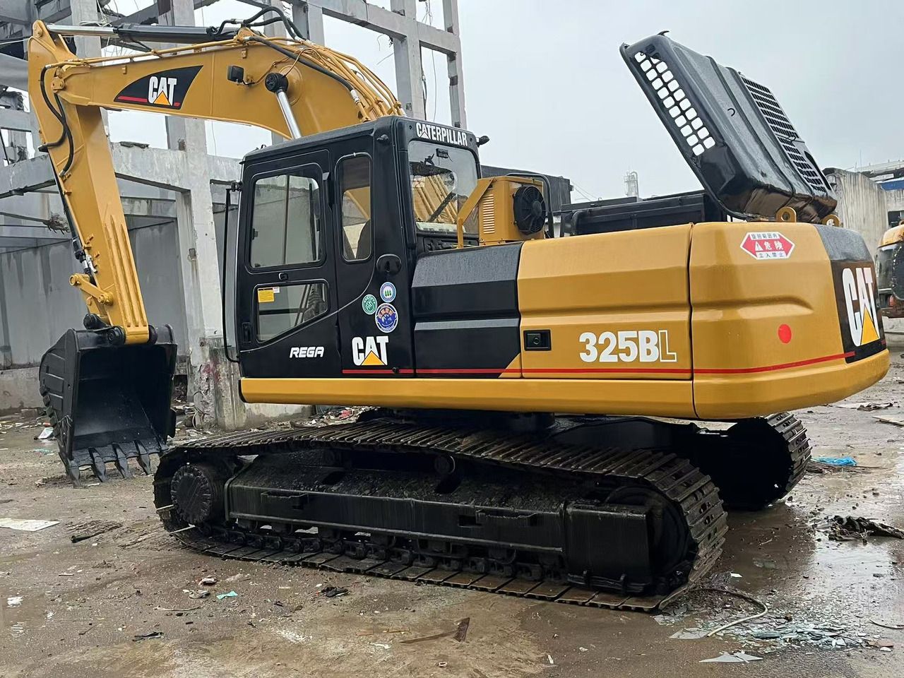 2022 Caterpillar 325BL crawler excavator, side view 2022 Caterpillar 325BL crawler excavator, side view