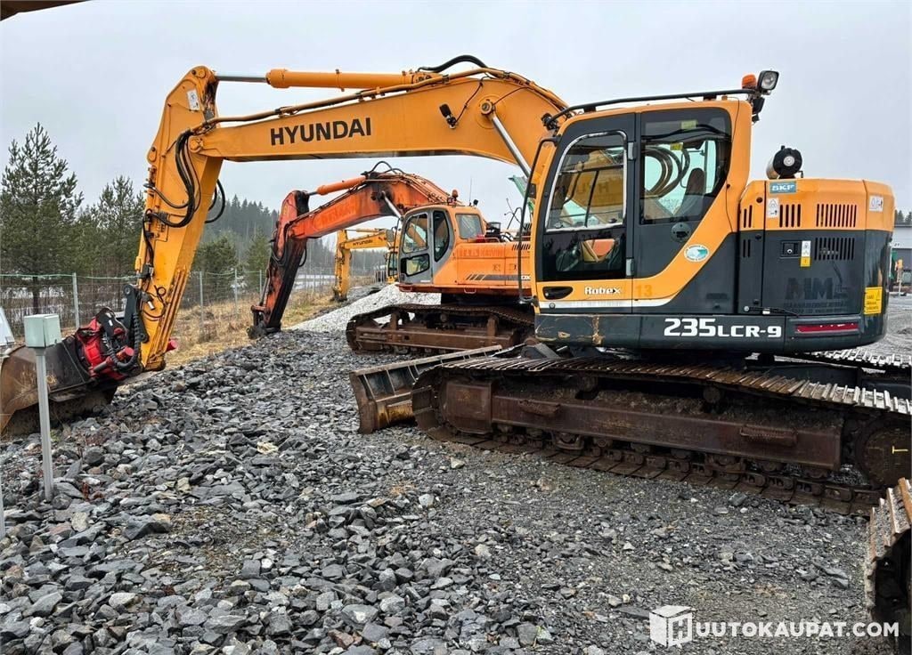 2012 Hyundai R235LCR-9 crawler excavator, side view 2012 Hyundai R235LCR-9 crawler excavator, side view