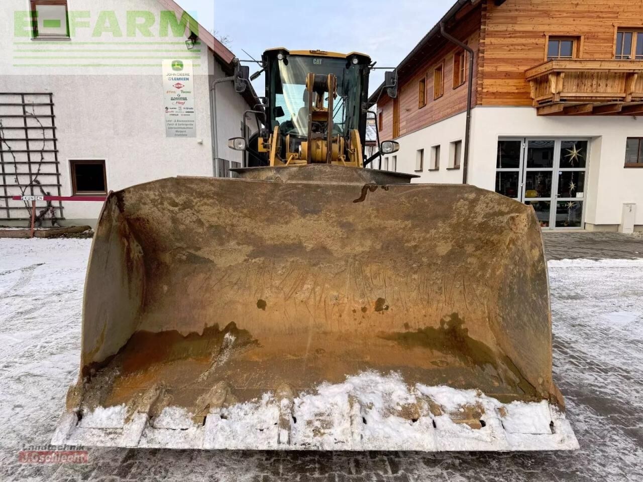 2019 Caterpillar 938M wheel loader, front view of bucket 2019 Caterpillar 938M wheel loader, front view of bucket