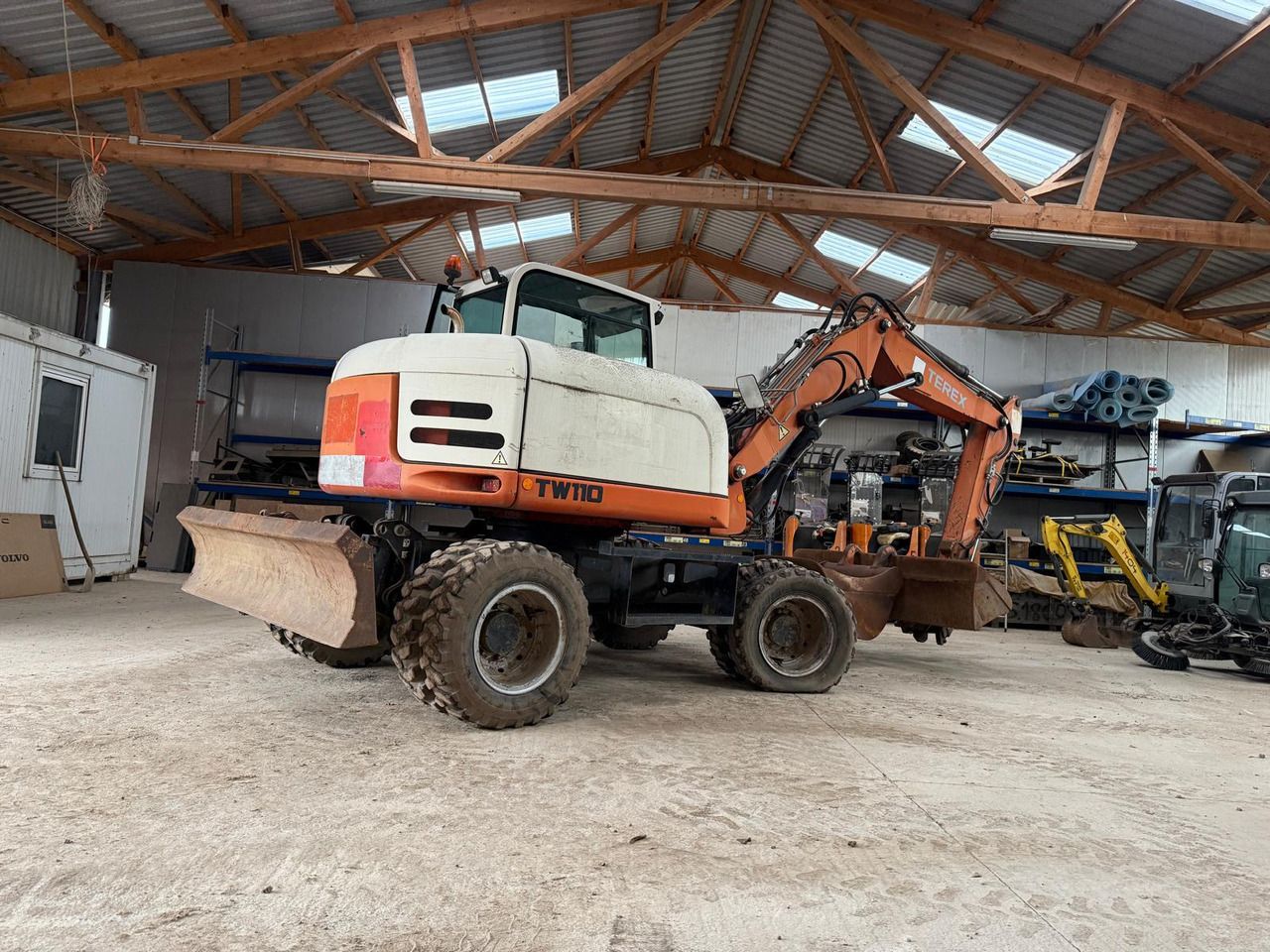 2007 Terex TW 110 wheel excavator rear three-quarter view
