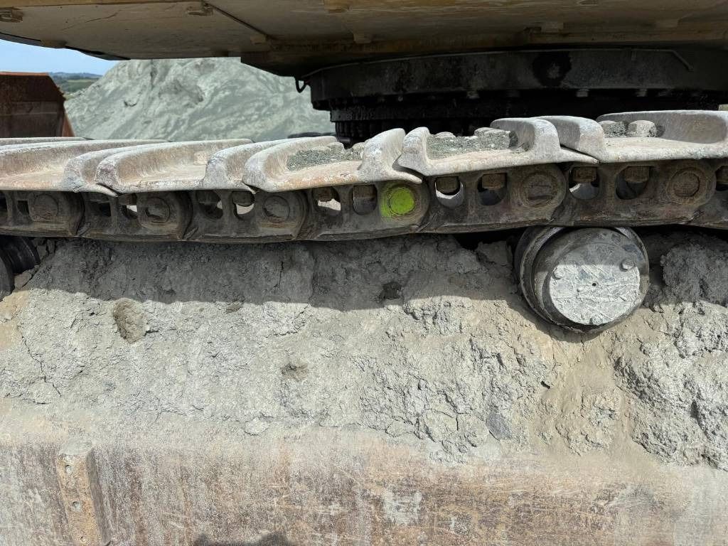 2015 Caterpillar 349EL crawler excavator undercarriage detail