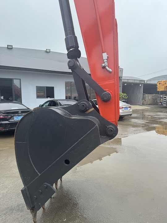 2018 Doosan DX225LCA crawler excavator bucket and boom detail 2018 Doosan DX225LCA crawler excavator bucket and boom detail