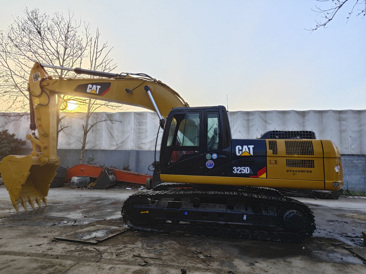 Caterpillar 325DL crawler excavator, side view