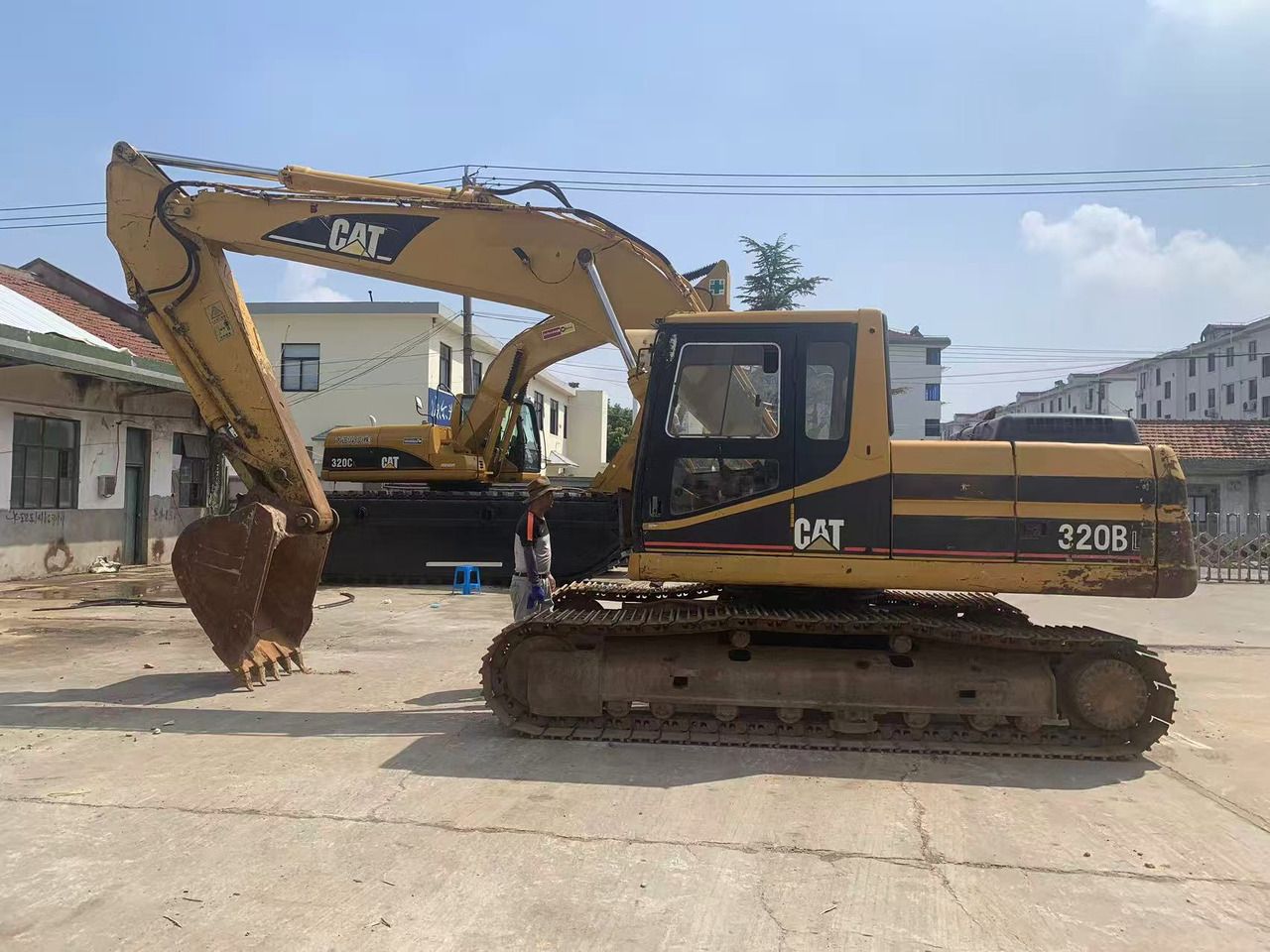 Escavatore cingolato Caterpillar 320BL del 2015, vista laterale