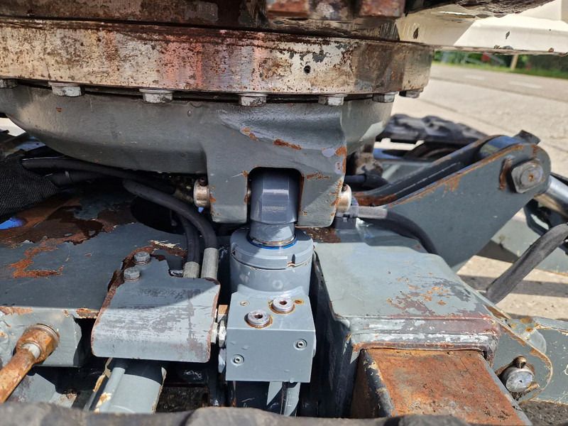 2011 Wacker Neuson 2003RD mini excavator slewing ring and hydraulic detail