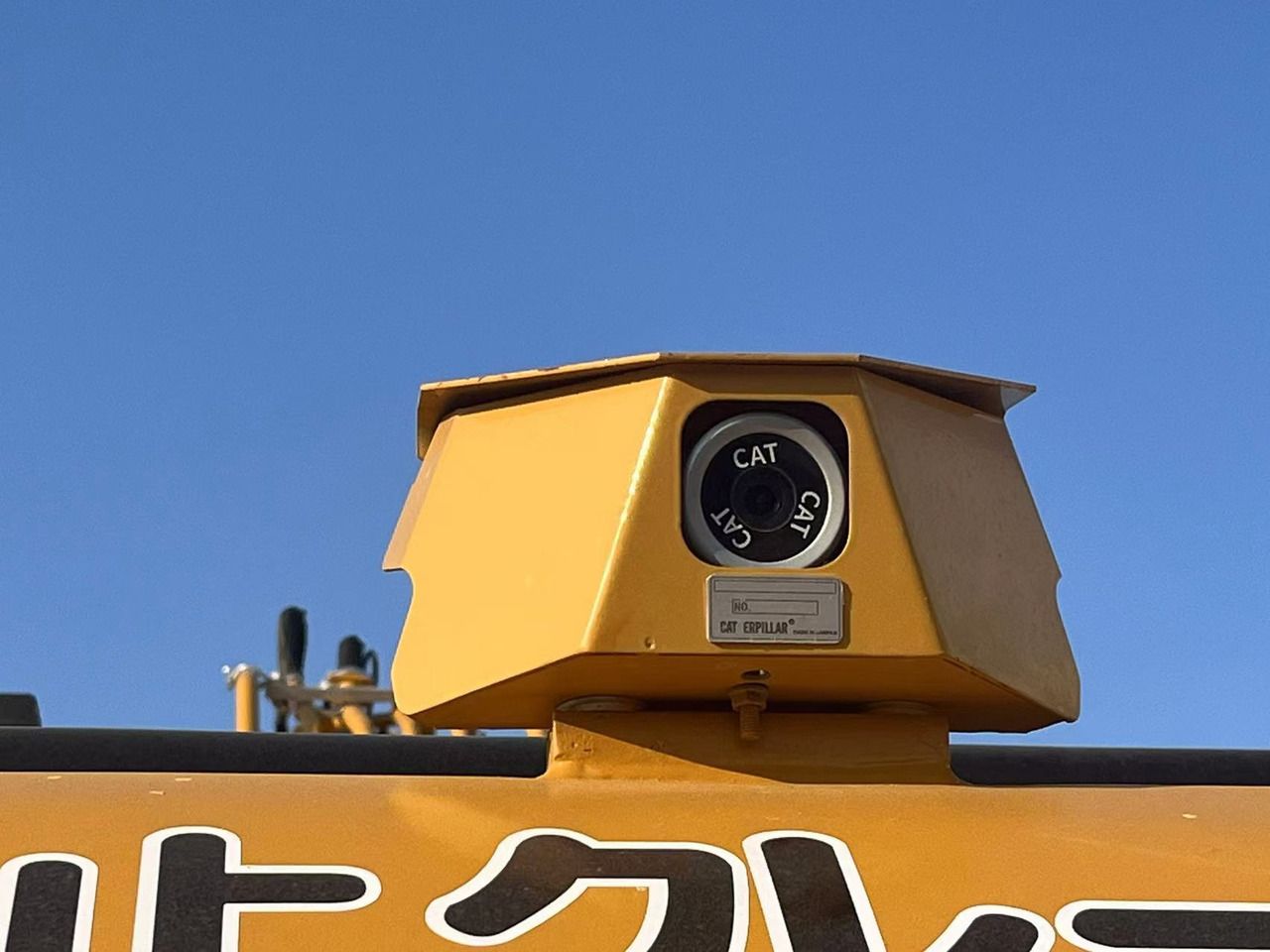 Dettaglio telecamera posteriore su escavatore cingolato Caterpillar 320D2 del 2023