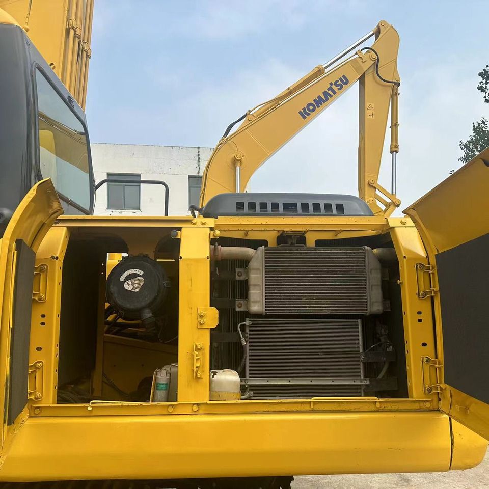 2020 Komatsu PC200 crawler excavator engine compartment view 2020 Komatsu PC200 crawler excavator engine compartment view